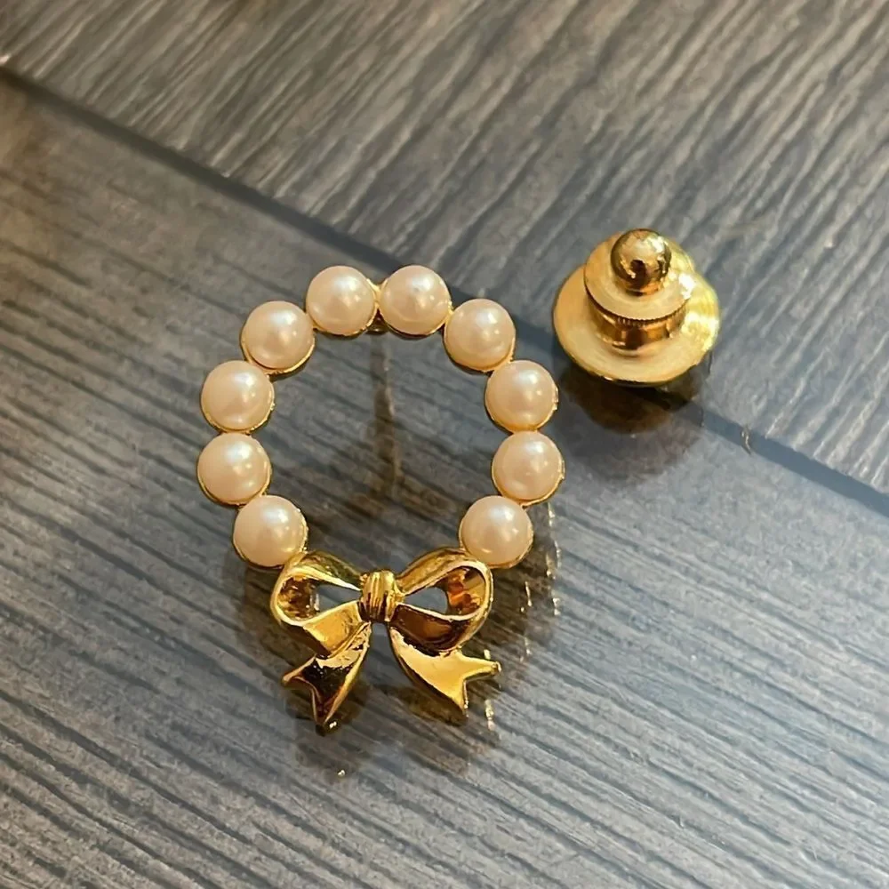 Vintage 1999 AVON Pearlesque Wreath Pin with Goldtone Bow